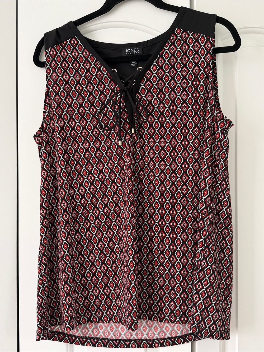 Jones New York Black and Red Lace-Up Geometric Print Camisole